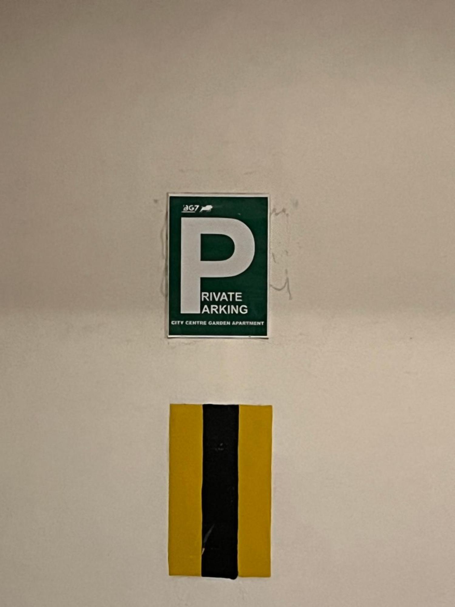 City Centre Apartment With Parking Prag Eksteriør billede